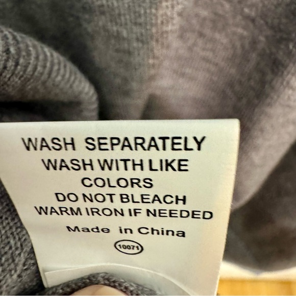 EUC. Gray button down women’s cardigan sweater XL. Light weight withpockets - Picture 11 of 13